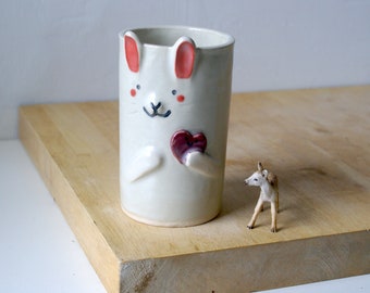 VENTE - Lapin jeté à la main tenant un vase en poterie coeur, décoration fantaisiste