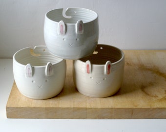 Cuenco de lana de cerámica con forma de conejo hecho a mano, regalo para tejedores, personalizado en el color que elijas.