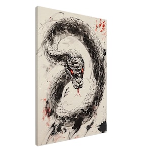 Puede incluir: Una pintura de tinta negra y blanca de una serpiente con ojos rojos. La serpiente está enroscada en un círculo y su cabeza está mirando al espectador. El fondo es de color beige claro con salpicaduras negras y rojas.
