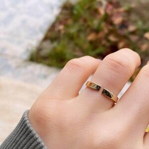 Anillo de plata personalizado con dos iniciales: anillo abierto personalizado de plata de ley 925 con acabado mate y ajustable.