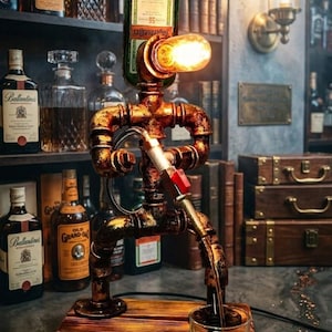 Pode incluir: Uma lâmpada única em estilo steampunk feita de tubos de cobre, com uma lâmpada e uma garrafa de licor. A lâmpada está a verter líquido para um copo, criando um ambiente de bar. A base é de madeira.