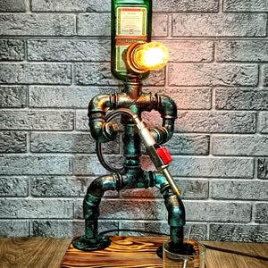 Dispensador de whisky personalizado, vertedor de licor Steampunk, lámpara de bombero, decoración de bar de tequila, robot de pipa rústico hecho a mano, regalo para bar en casa