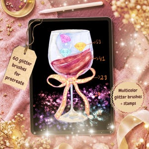 Op de afbeelding: Een digitaal tabletscherm toont een aquarelillustratie van een wijnglas gevuld met rode vloeistof, versierd met een glinsterend gouden lint en zwevende diamantvormen. De tekst bevat 60 glitter brushes for procreate en Multicolor glitter brushes + stamps.