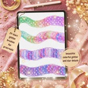 Op de afbeelding: Een digitaal tabletscherm met vier golvende horizontale banden in een regenboogverloop met witte sterpatronen en glittertexturen. Een beige label aan de tablet bevat de tekst 24 stars glitter brushes for procreate.