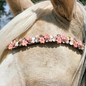 Frontalera rosa/marfil con bola de purpurina floral en forma de U de 12 mm. Diseño único hecho a mano en tallas extragrandes, completas, Cob, Pony y Shetland.
