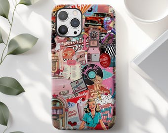 Może przedstawiać: Etui na smartfona z żywym kolażem w stylu lat 50. Projekt zawiera klasyczny samochód, różowy telefon, szafę grającą, płytę winylową, koktajl mleczny i ilustracje ludzi. Elementy tekstowe obejmują napisy American Diner, Cherry Coke oraz Fabulous 50s.