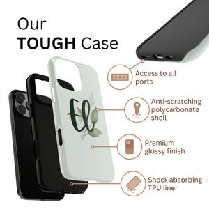 Może przedstawiać: Białe etui na telefon z napisem "fl" w kolorze ciemnozielonym, z motywem kwiatowym. Etui jest oznaczone jako "Our TOUGH Case" i posiada amortyzującą wstrząsy wkładkę TPU, wysokiej jakości błyszczące wykończenie oraz odporną na zarysowania powłokę z poliwęglanu.
