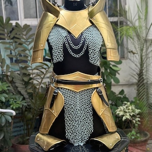 Conjunto de armadura dorada de valquiria: disfraz de guerrera medieval de malla para rol en vivo, cosplay y recreaciones históricas.