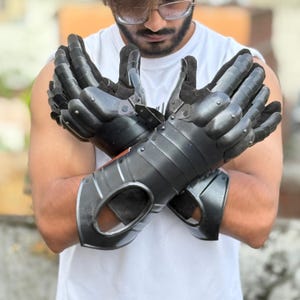 Shadowsteel Gothic Gauntlets – Antique Black Spiked Armor Gloves for Medieval Knights, LARP & Dark Fantasy Cosplay