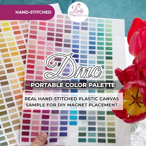 Puede incluir: Una paleta de colores portátil cosida a mano con una variedad de colores. La paleta está hecha de lona de plástico y está diseñada para la colocación de imanes de bricolaje. La imagen también presenta tulipanes rojos.
