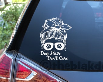 Dog Hair Don't Care autoruit vinyl sticker sticker, silhouet van de vrouw in pootafdruk zonnebril, rommelig knot haar, cadeaus voor hondenliefhebbers