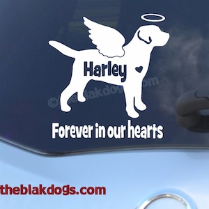 Puede incluir: Calcoman&iacute;a de vinilo blanco de un labrador retriever con alas de &aacute;ngel y un halo. El nombre del perro "Harley" est&aacute; escrito en la calcoman&iacute;a, junto con el texto "Forever in our hearts".