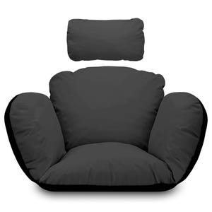 Könnte beinhalten: Ein grauer, plüschiger, überdimensionierter Stuhl mit einem passenden grauen Kissen. Der Stuhl hat eine abgerundete Rückenlehne und breite, bequeme Armlehnen.