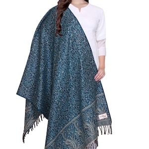 Könnte beinhalten: Ein blaugrüner Schal mit Paisley-Muster und goldenen Akzenten. Der Schal hat einen Fransenrand und ein kleines Etikett mit der Aufschrift "TIBET".