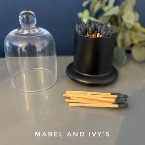Tändstickor med svarta spetsar i glasklocka med slagstift - Elegant heminredning