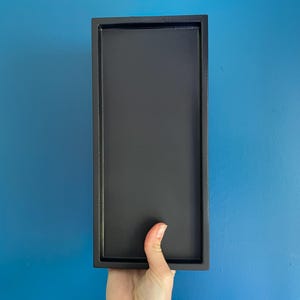 Handgjord handgjuten betongbricka rektangulär lång svart baksida lyxig cement jesmonitbricka heminredning