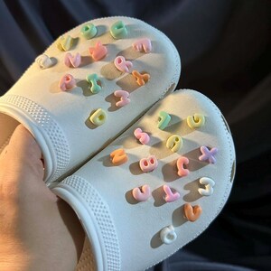 Letras engraçadas Charme de sapato, Fivelas de sapato personalizadas em resina 3D Kawaii, Charme fofo DIY para decoração de sapatos, Acessórios para sapatos, Presente para criança, 26 letras