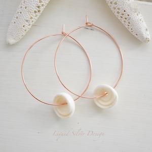 Aros rellenos de oro rosa con concha de puka - Hechos en Hawái