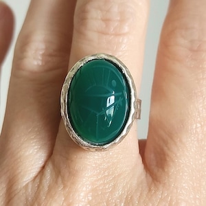 Vintage Egyptian Revival Green Chrysoprase Glass Scarab Ring, Art Deco Antiqued Silver Beetle Ring Size 7