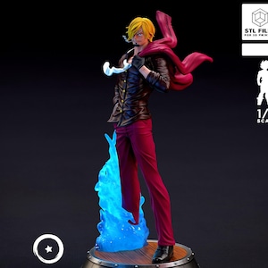 Peut inclure: Une figurine à l'échelle 1/6 représentant un personnage blond avec une cigarette, portant une chemise boutonnée marron foncé, un pantalon rouge et une écharpe rouge. La figurine repose sur une base circulaire avec un effet de flamme bleue.