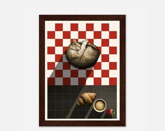 Puede incluir: Una ilustración enmarcada de un gato durmiendo en una manta de picnic a cuadros rojos y blancos. Un croissant, una taza de café y una fresa están sobre una superficie de azulejos negros y blancos debajo de la manta.