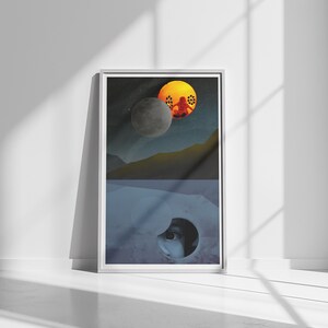 Könnte beinhalten: Ein gerahmtes abstraktes Collage-Kunstwerk mit einem grauen und orangefarbenen Mond, auf dem eine Silhouette einer Person in meditativer Haltung sitzt. Der Hintergrund ist ein dunkelblauer Himmel mit einem Hauch von Grün und Gelb.