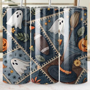 Può includere: Un bicchiere a tema Halloween con un design patchwork con fantasmi, zucche, un pallone da football americano, un cappello da strega e una scopa. Il bicchiere ha una cannuccia in acciaio inossidabile ed è decorato con foglie e fiori autunnali.