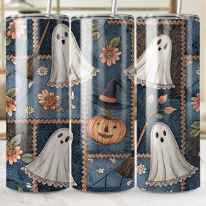 Może przedstawiać: Zestaw trzech kubków ze stali nierdzewnej o tematyce Halloween. Każdy kubek ma wzór patchworkowy z duchami, dyniami, kapeluszami czarownic i kwiatowymi akcentami w odcieniach pomarańczu, bieli i błękitu. Kubki mają srebrną słomkę.