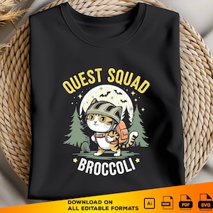 Könnte beinhalten: Schwarzes T-Shirt mit einer Comic-Katze, die einen Helm trägt und einen Rucksack trägt. Der Text "QUEST SQUAD *BROCCOLI*" ist auf das T-Shirt gedruckt.