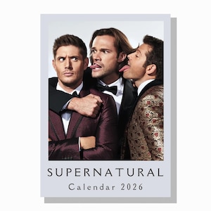 Può includere: Un calendario del 2026 con tre uomini in abito formale, che tirano fuori la lingua in modo giocoso. Gli uomini sono in una cornice chiara. Il calendario ha il testo "SUPERNATURAL Calendar 2026" in basso.