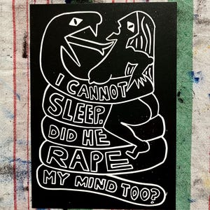 Może przedstawiać: Czarno-biały linoryt przedstawiający stylizowanego węża owiniętego wokół ludzkiej postaci. Tekst brzmi: I CANNOT SLEEP. DID HE RAPE MY MIND TOO? Projekt wykorzystuje wyraźne białe linie na jednolitym czarnym tle, aby ukazać tę scenę.