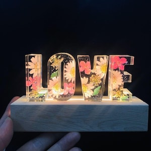 Lámpara de letras LED personalizada | Luz de noche de madera con flores secas | Regalo individual para casa u ocasiones especiales.