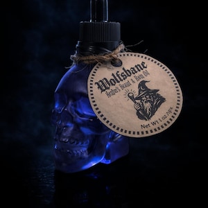 Olio per barba WOLFSBANE profumato agli agrumi, al legno, al cedro, al pepe, al muschio maschile