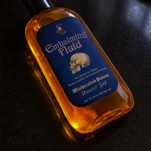 Peut inclure: Une tasse en céramique blanche avec une anse noire et le texte "But First, Coffee" en noir, dans une police manuscrite. La tasse est posée sur une surface blanche.