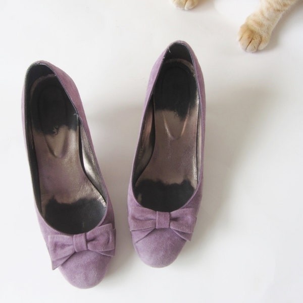 violet suede kitten heels . purple bow tie pumps . round toe shoe . size 6 36 37 .sale s a l e