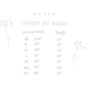 Pu&ograve; includere: Una guida alle taglie per t-shirt con una tabella che mostra le misure per diverse taglie in pollici. La tabella mostra la misura del petto e la lunghezza per le taglie XS, S, M, L, XL, 2XL e 3XL.