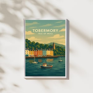 Può includere: Una stampa artistica incorniciata con un'illustrazione colorata di Tobermory, Isola di Mull. L'opera raffigura una scena sul lungomare con edifici nei toni del giallo, arancione e rosso, barche sull'acqua e il testo "Tobermory Isle of Mull".