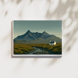 Könnte beinhalten: Kunstdruck mit einer Berglandschaft und einem kleinen weißen Cottage. Das Kunstwerk zeigt einen Fluss, der durch ein Feld mit hohem Gras fließt, mit dunkelblauen Bergen im Hintergrund. Der Himmel ist ein gedämpftes Blau.