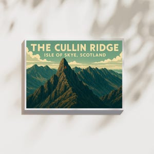 Könnte beinhalten: Ein Print im Vintage-Stil mit dem Text "THE CULLIN RIDGE ISLE OF SKYE, SCOTLAND" über einer Illustration einer Bergkette. Das Kunstwerk zeigt einen zerklüfteten Berggipfel mit roter Akzentuierung vor dem Hintergrund eines blauen Himmels und Wolken.