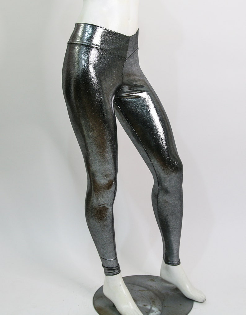 Puede incluir: Leggings met&aacute;licos plateados de cintura alta con un ligero brillo.