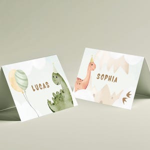 Cartões de aniversário dobráveis com nome de dinossauro | Cartões de mesa editáveis com tema de dinossauros | Decoração de mesa de comida | Cartões de lugar para convidados | Modelo Canva