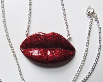 Glitter red lips necklace