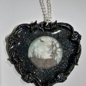 Collar con forma de corazón de alambre de púas y luna llena con escena gótica de murciélago