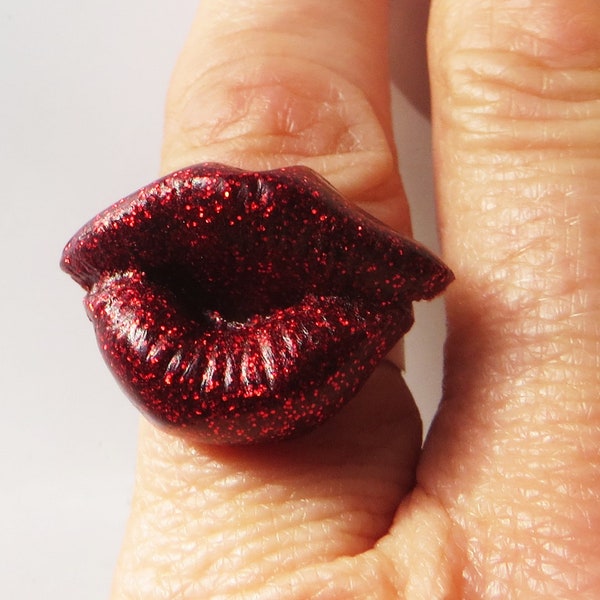 Glitter red lips ring