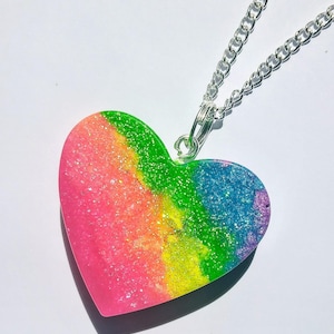 Collier fluo en forme de coeur arc-en-ciel à paillettes