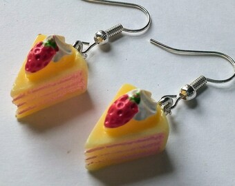 Boucles d'oreilles tranche de gâteau aux fraises