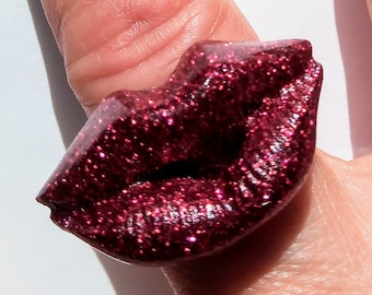 Glitter red lips ring