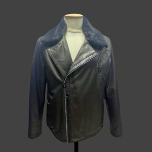 Jaqueta masculina de inverno em couro – Pele de cordeiro, detalhes em píton, gola de pele removível / Casaco acolchoado de grife