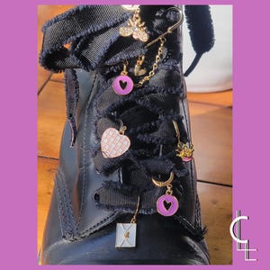 Charms para zapatos punk personalizados en color ciruela, rosa y dorado.