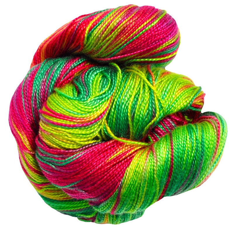 Puede incluir: Un juego de tres cuencos de cer&aacute;mica anidados en tama&ntilde;os graduados. Los cuencos son blancos con un estampado floral azul. El cuenco m&aacute;s grande tiene 18 cm de di&aacute;metro, el mediano 15 cm y el m&aacute;s peque&ntilde;o 13 cm.